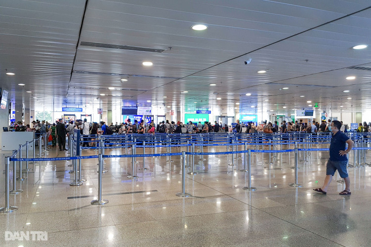 Sân bay Tân Sơn Nhất vắng vẻ.jpg