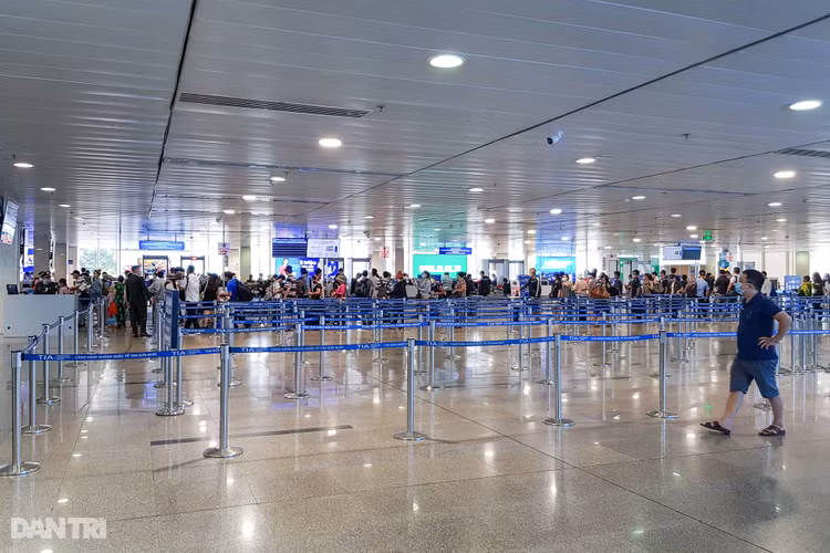 Sân bay Tân Sơn Nhất vắng vẻ.jpg