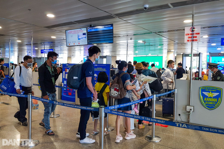 Sân bay Tân Sơn Nhất vắng vẻ(0).jpg