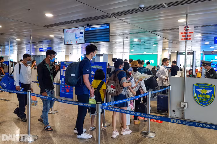 Sân bay Tân Sơn Nhất vắng vẻ(0).jpg