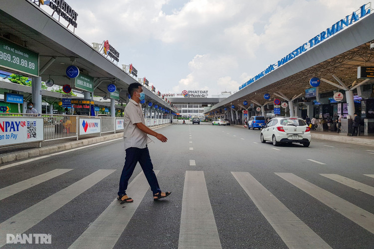 Sân bay Tân Sơn Nhất vắng vẻ.jpg