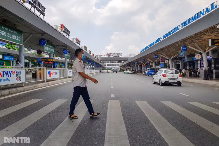 Sân bay Tân Sơn Nhất vắng vẻ.jpg