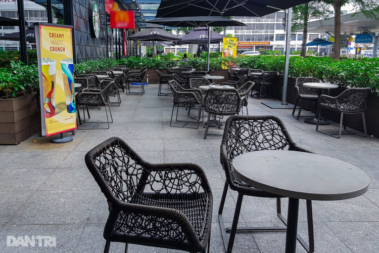 Sân bay Tân Sơn Nhất vắng vẻ.jpg