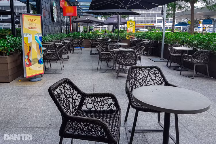 Sân bay Tân Sơn Nhất vắng vẻ.jpg