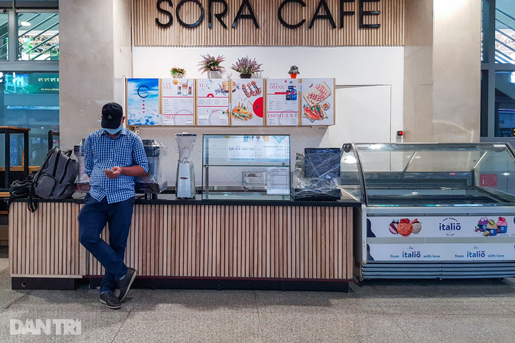 Sân bay Tân Sơn Nhất vắng vẻ.jpg