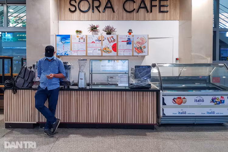 Sân bay Tân Sơn Nhất vắng vẻ.jpg