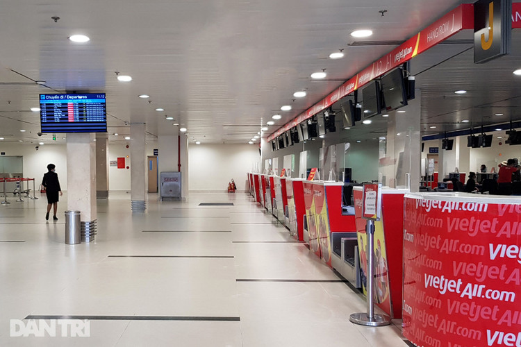 Sân bay Tân Sơn Nhất vắng vẻ.jpg