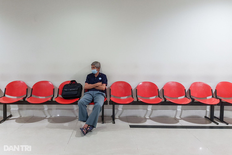 Sân bay Tân Sơn Nhất vắng vẻ.jpg