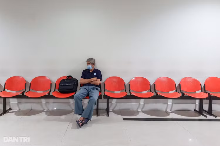 Sân bay Tân Sơn Nhất vắng vẻ.jpg