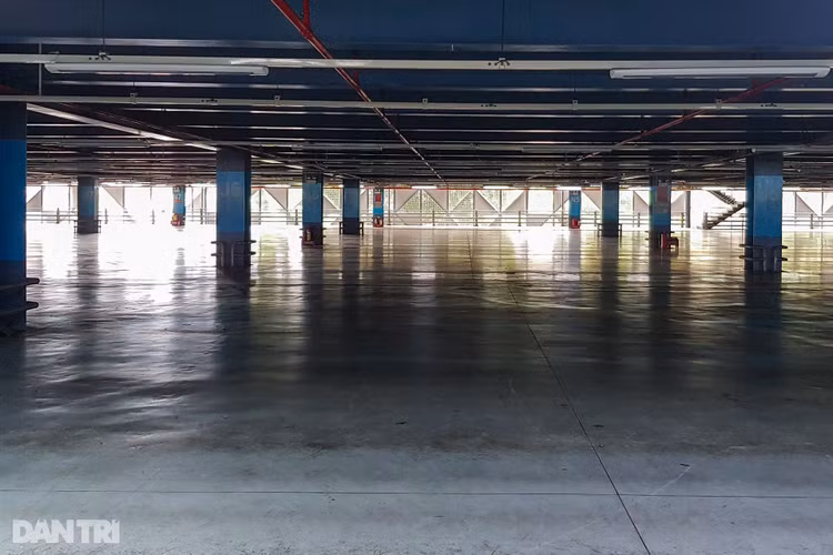 Sân bay Tân Sơn Nhất vắng vẻ.jpg