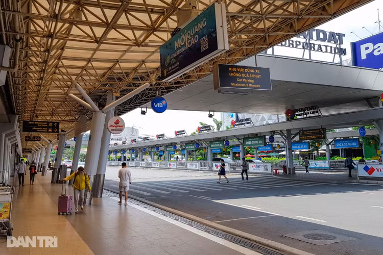 Sân bay Tân Sơn Nhất vắng vẻ.jpg