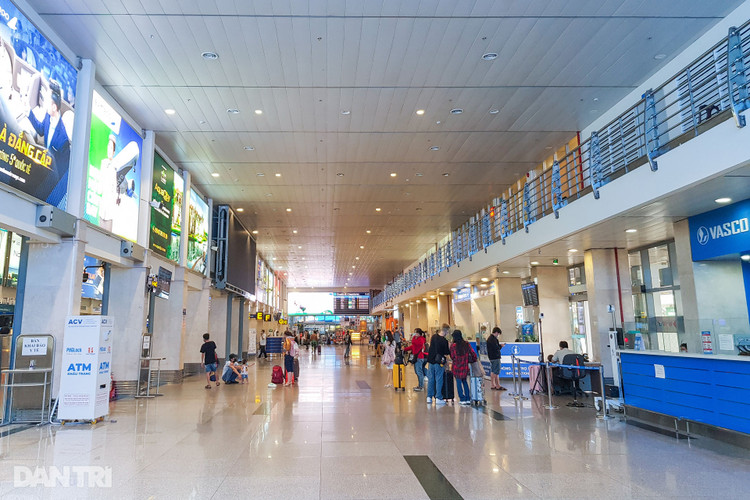 Sân bay Tân Sơn Nhất vắng vẻ.jpg