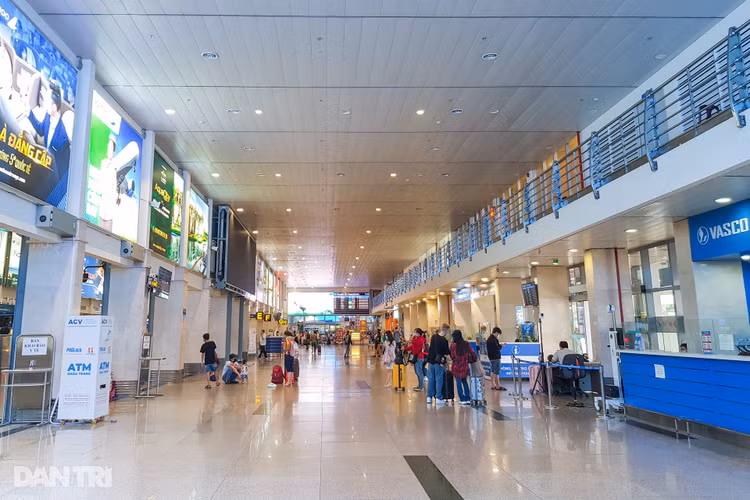 Sân bay Tân Sơn Nhất vắng vẻ.jpg