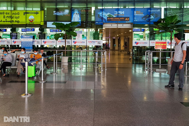 Sân bay Tân Sơn Nhất vắng vẻ.jpg