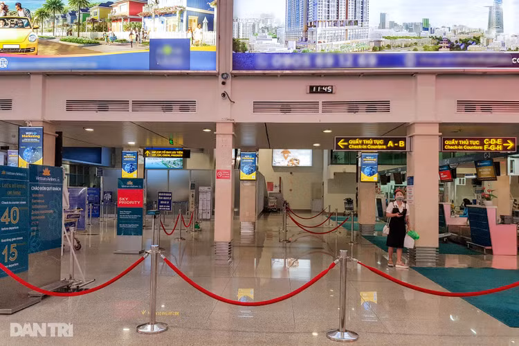 Sân bay Tân Sơn Nhất vắng vẻ.jpg
