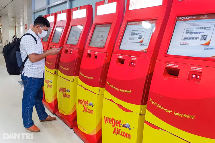 Sân bay Tân Sơn Nhất vắng vẻ(0).jpg