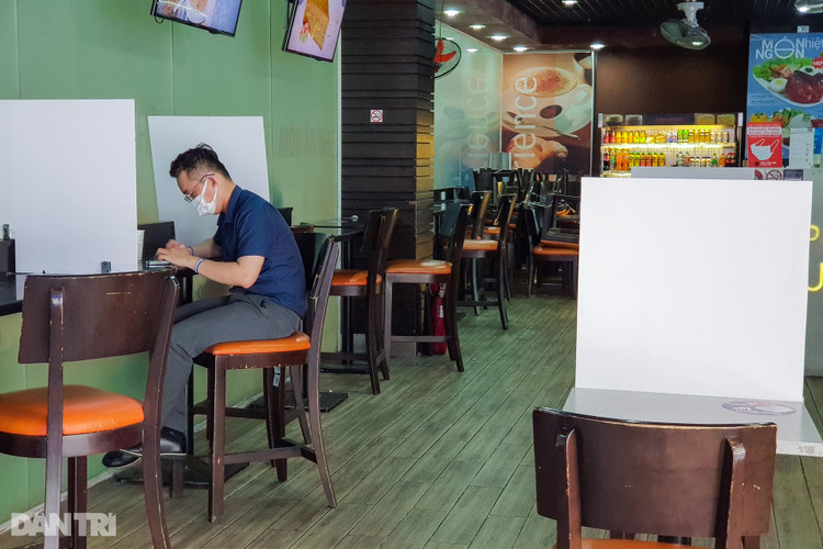 Sân bay Tân Sơn Nhất vắng vẻ.jpg