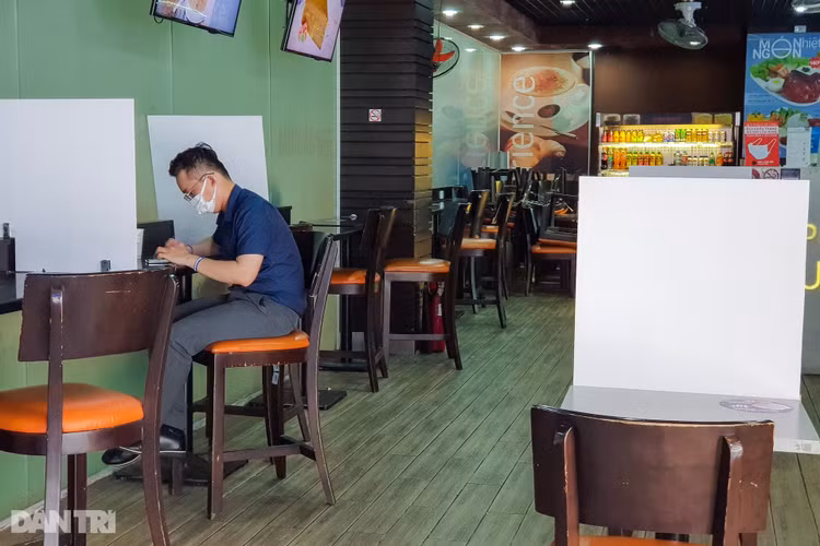 Sân bay Tân Sơn Nhất vắng vẻ.jpg