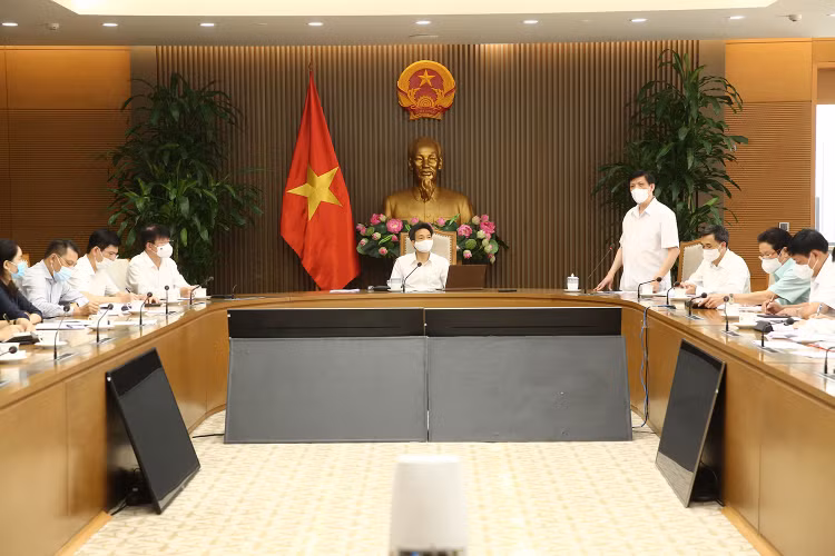 Bộ trưởng Bộ Y tế Nguyễn Thanh Long (đứng phát biểu) cho biết phải dự trù, lường trước các kịch bản xấu hơn có thể xảy ra là tình huống cả nước có tới 30.000 ca nhiễm. Ảnh: VGP/Đình Nam