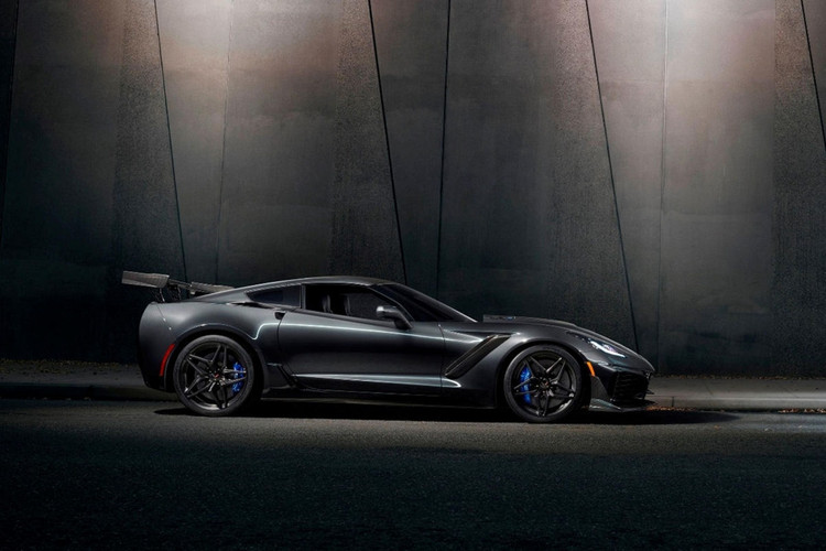 Chevrolet Corvette ZR1Động cơ V8 siêu nạp, dung tích 6.2 lít của C7 ZR1 có thể tạo ra công suất cực khủng, đạt đến 755 mã lực. Không những thế, âm thanh từ động cơ cũng khủng không kém khi có thể đạt độ lớn ở mức 99 dB. Độ lớn này tương đương âm thanh một chiếc máy bay phản lực bay cách vị trí đo 305m.
