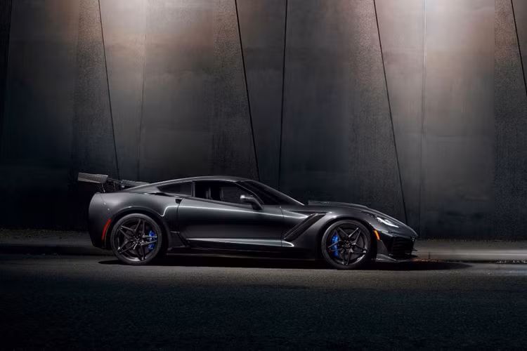 Chevrolet Corvette ZR1Động cơ V8 siêu nạp, dung tích 6.2 lít của C7 ZR1 có thể tạo ra công suất cực khủng, đạt đến 755 mã lực. Không những thế, âm thanh từ động cơ cũng khủng không kém khi có thể đạt độ lớn ở mức 99 dB. Độ lớn này tương đương âm thanh một chiếc máy bay phản lực bay cách vị trí đo 305m.