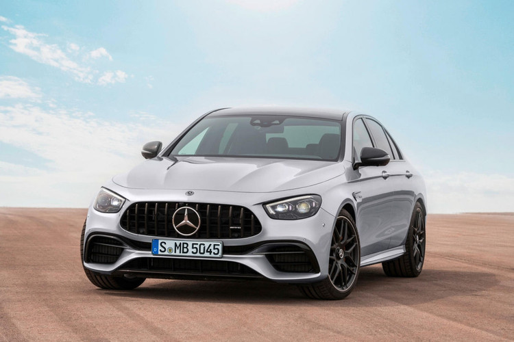 Mercedes-AMG E63Động cơ V8 tăng áp kép 4.0 của chiếc AMG E63 kết hợp cùng hệ thống ống xả được thiết kế riêng có thể tạo ra âm thanh khoảng 45 dB (decibel) ở tua máy cầm chừng và lên đến 81 dB khi vít hết ga.