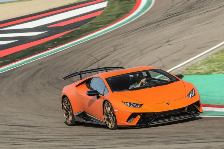 Lamborghini Huracan PerformanteLà một trong những chiếc xe dùng động cơ V10 cuối cùng còn được bán ra, Lamborghini Huracan Performante chắc chắn phải có mặt tại đây. Động cơ V10 của xe có thể tạo ra âm thanh lên đến 109 dB ở tua máy cao nhất của số 2.