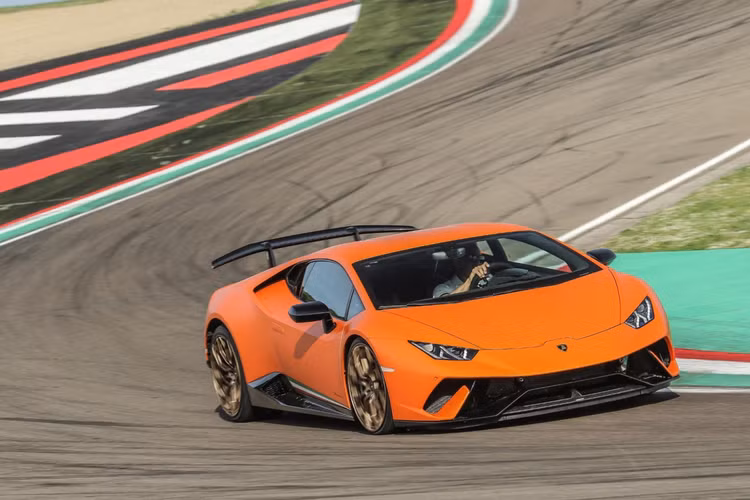 Lamborghini Huracan PerformanteLà một trong những chiếc xe dùng động cơ V10 cuối cùng còn được bán ra, Lamborghini Huracan Performante chắc chắn phải có mặt tại đây. Động cơ V10 của xe có thể tạo ra âm thanh lên đến 109 dB ở tua máy cao nhất của số 2.