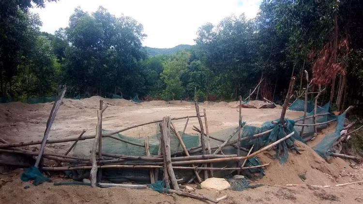 Cận cảnh hiện trường khai thác khoáng sản trái phép ở thượng nguồn sông Rác - ảnh 3