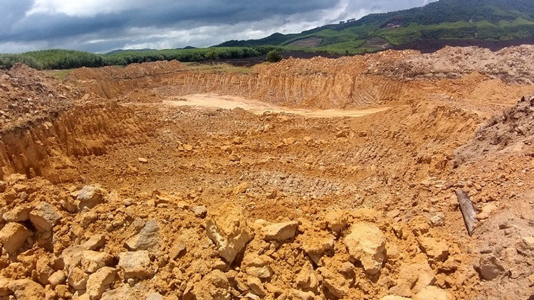 Thượng nguồn sông Rác bị đục khoét nham nhở /// Phạm Đức