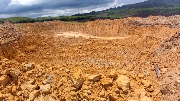 Thượng nguồn sông Rác bị đục khoét nham nhở /// Phạm Đức