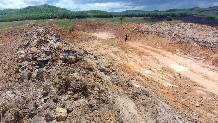 Cận cảnh hiện trường khai thác khoáng sản trái phép ở thượng nguồn sông Rác - ảnh 1