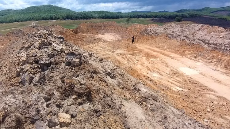 Cận cảnh hiện trường khai thác khoáng sản trái phép ở thượng nguồn sông Rác - ảnh 1