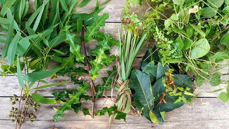 Các loại lá thường được nấu để xông /// ẢNH: QUÁCH DUY THỊNH