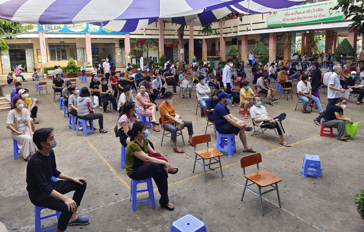 Người dân TP.HCM chờ tiêm vắc xin /// ẢNH: ĐỘC LẬP