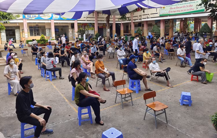 Người dân TP.HCM chờ tiêm vắc xin /// ẢNH: ĐỘC LẬP