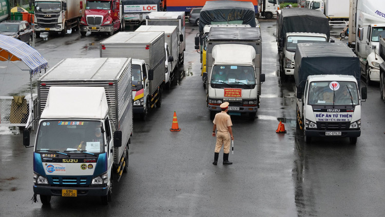 Ùn tắc tại các điểm tập kết, trung chuyển hàng hóa vào Cần Thơ /// Ảnh Đình Tuyển