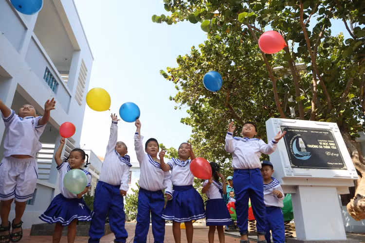 Các em nhỏ tại Trường Tiểu học thị trấn Trường Sa