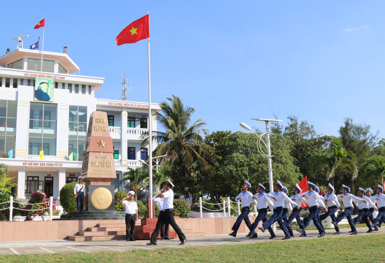 Lễ chào cờ trước lá cờ Tổ quốc và cột mốc chủ quyền đảo Song Tử Tây