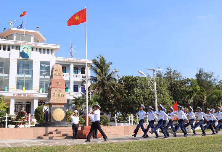 Lễ chào cờ trước lá cờ Tổ quốc và cột mốc chủ quyền đảo Song Tử Tây