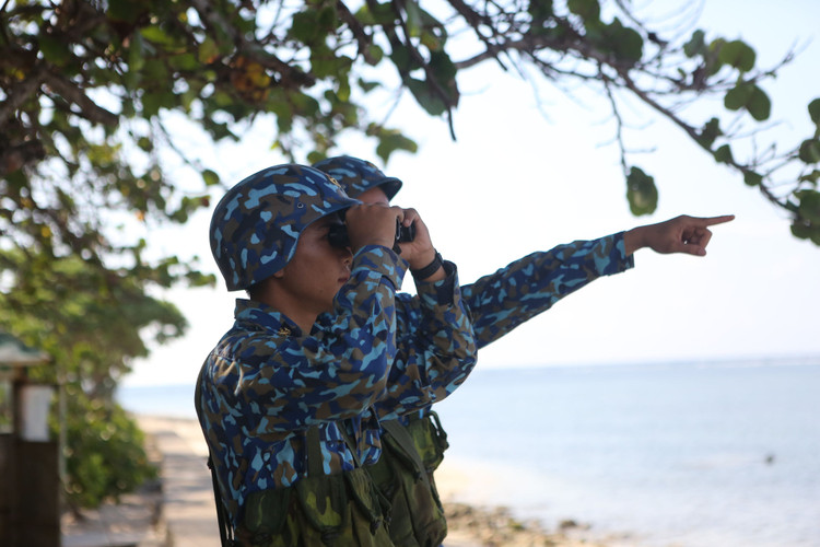 Chiến sĩ làm nhiệm vụ tuần tra canh gác trên đảo Sơn Ca