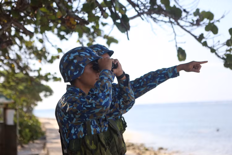 Chiến sĩ làm nhiệm vụ tuần tra canh gác trên đảo Sơn Ca