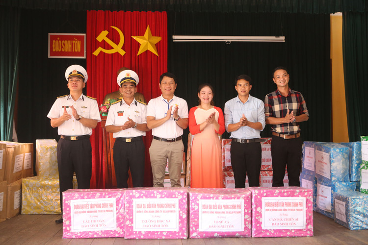 Đoàn đại biểu Văn phòng Chính phủ trao quà cho cán bộ, chiến sĩ và người dân trên đảo Sinh Tồn