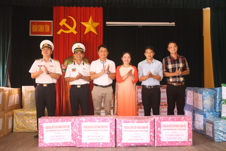 Đoàn đại biểu Văn phòng Chính phủ trao quà cho cán bộ, chiến sĩ và người dân trên đảo Sinh Tồn