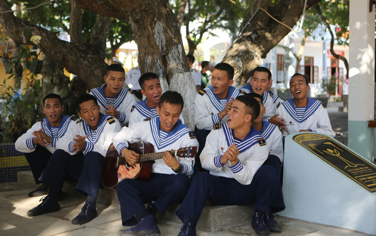 Các chiến sĩ trẻ giao lưu văn nghệ với đoàn công tác