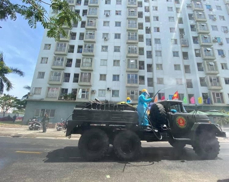 Lực lượng chức năng khử khuẩn tại chung cư phường Nại Hiên Đông. Ảnh: VGP/Lưu Hương