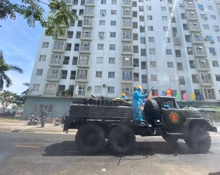 Lực lượng chức năng khử khuẩn tại chung cư phường Nại Hiên Đông. Ảnh: VGP/Lưu Hương