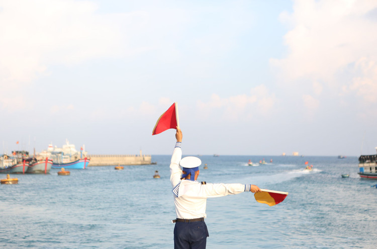 Chiến sĩ dẫn luồng cho xuồng đưa đoàn công tác thăm đảo Đá Tây A