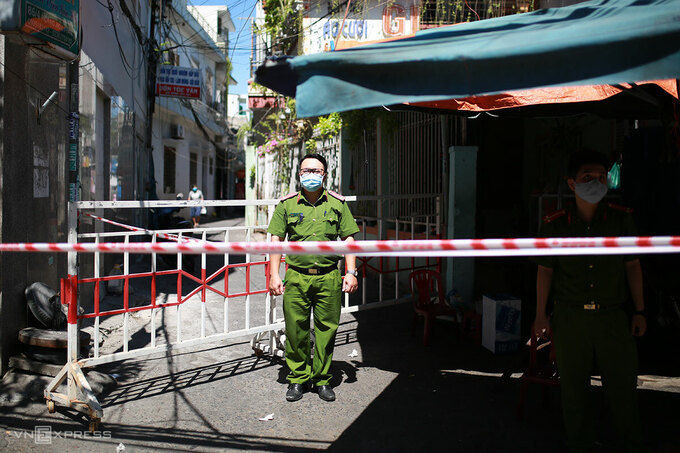 Ở các chốt kiểm soát đều có lực lượng công an túc trực để đảm bảo an ninh. Ảnh: Nguyễn Đông.