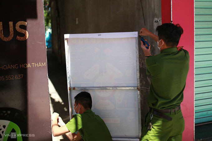 Công an dùng chướng ngại vật chốt cứng các lối đi nhỏ ở khu vực phải phong toả. Ảnh: Nguyễn Đông.